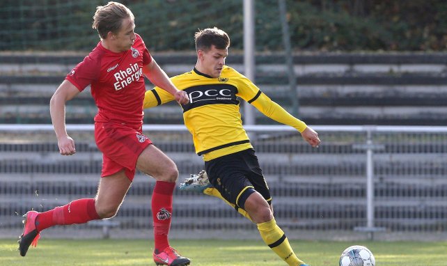 Mathias Olesen (l.) am Ball für den FC