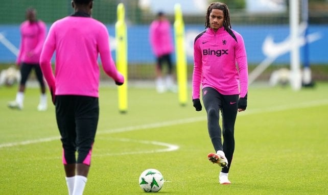 Amougou tritt lustlos gegen den Ball
