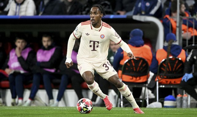 Mathys Tel führt den Ball eng am Fuß