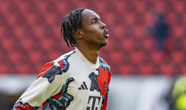 Mathys Tel für Bayern beim Aufwärmen