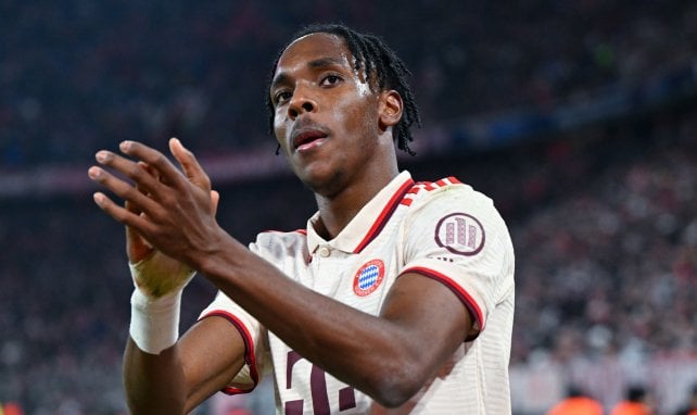 Mathys Tel applaudiert den Fans des FC Bayern