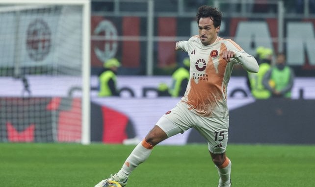 Mats Hummels führt den Ball eng am Fuß