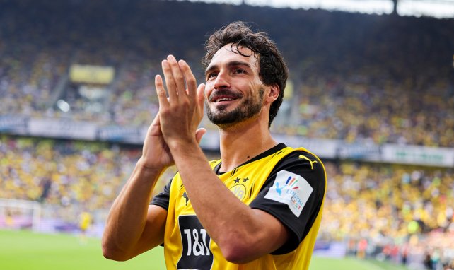 Mats Hummels applaudiert dem Publikum