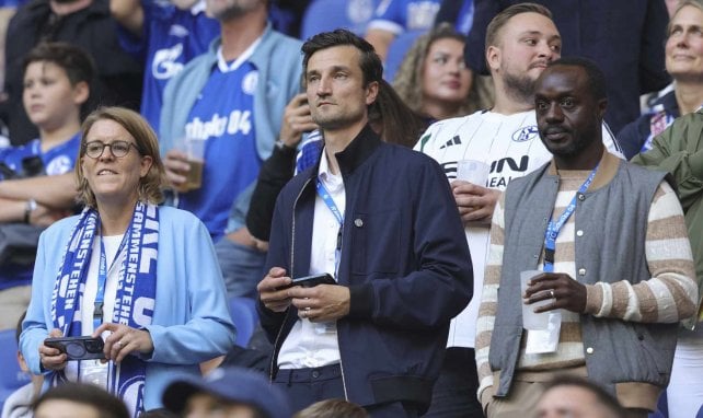 Schalke-CEO Matthias Tillmann (m.) mit Kaderplaner Ben Manga