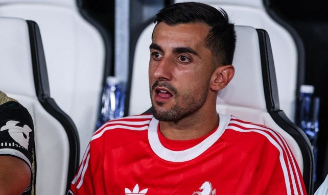 Mattia Perin bestaunt das Spiel von der Bank aus