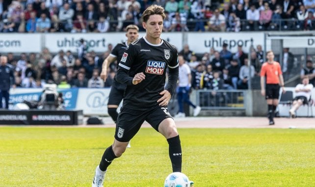 Max Brandt führt den Ball eng am Fuß