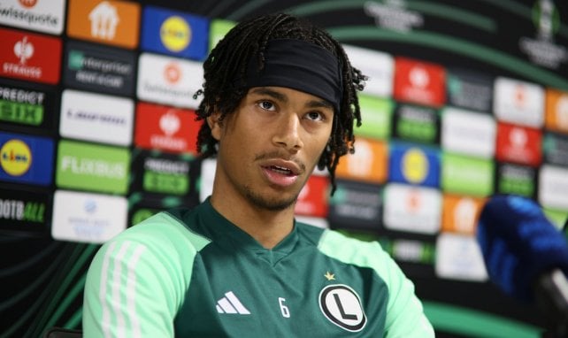 Maximilian Oyedele bei einer Pressekonferenz