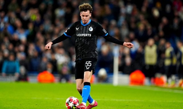 Maxim De Cuyper spielt den Ball