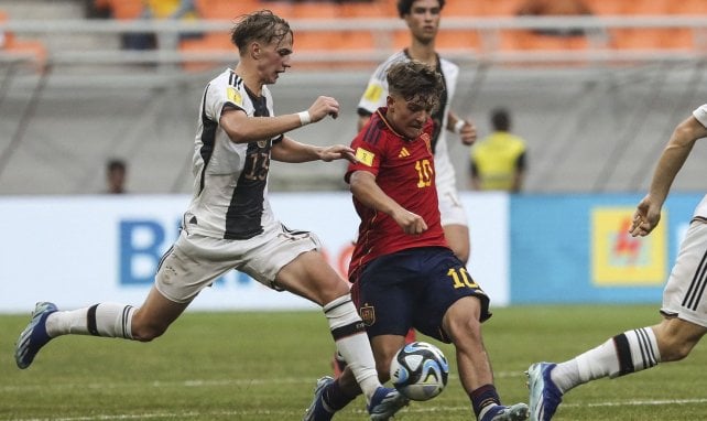 Maximilian Hennig (l.) im Einsatz für die U17-Nationalmannschaft