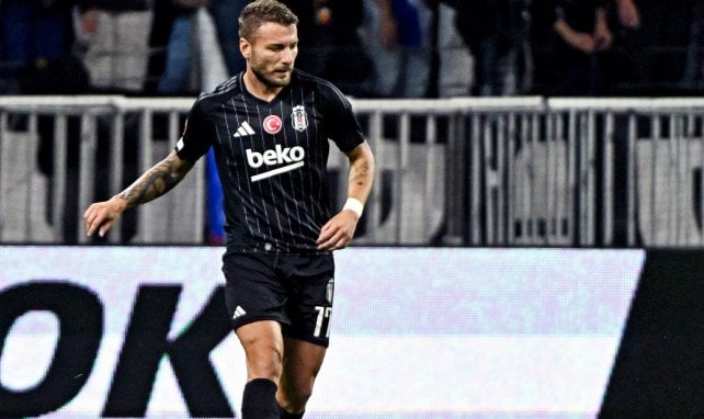 Ciro Immobile schaut auf den Ball