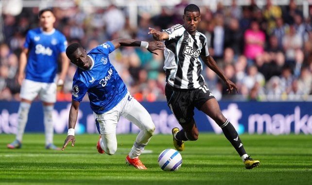 Alexander Isak im Zweikampf mit Evertons Idrissa Gueye