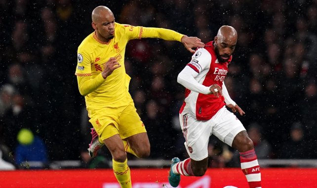 Alexandre Lacazette (r.) im Zweikampf mit Fabinho (l.)