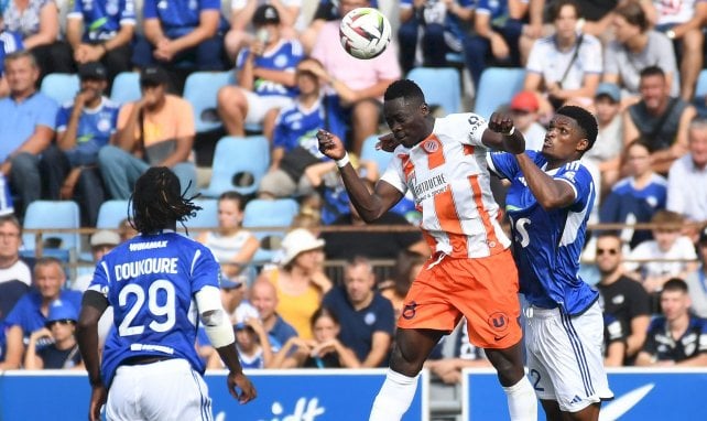 Akor Adams vom HSC Montpellier beim Kopfball