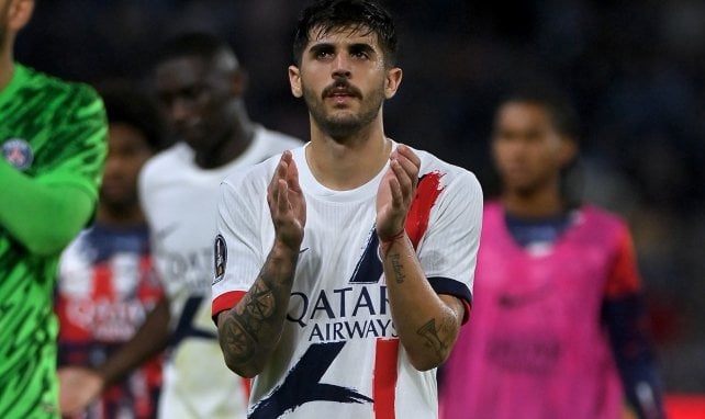 Lucas Beraldo applaudiert den Fans