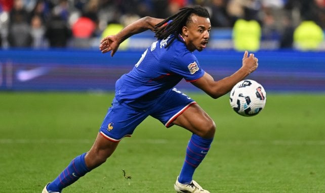 Jules Koundé jagt den Ball