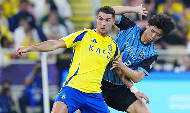 Kota Takai im Zweikampf mit Cristiano Ronaldo