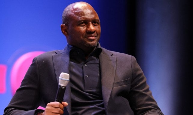 Patrick Vieira mit einem Mikrofon