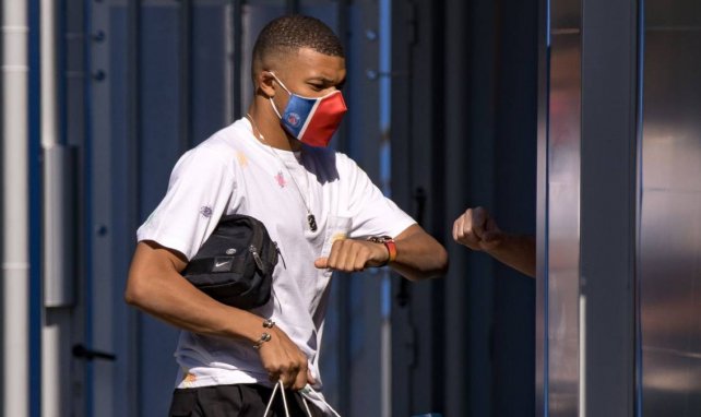 Kylian Mbappé betritt das PSG-Trainingszentrum
