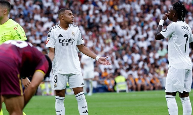 Kylian Mbappé diskutiert mit Vinicius Junior