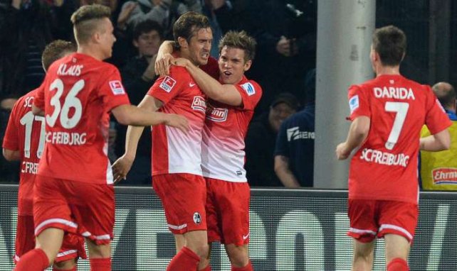 Die Freiburger bejubeln den Treffer zum 1:0 durch Julian Schuster