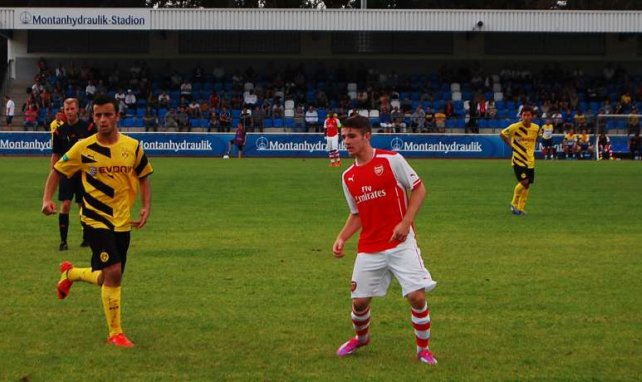 BVB-Kapitän Mehmet Alp Kurt (l.) fand kein Mittel gegen Arsenals Daniel Crowley (r.)