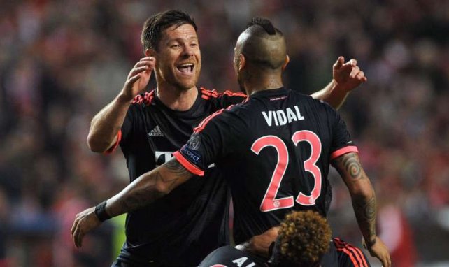 Die Bayern bejubeln das erleichternde 1:1 durch Arturo Vidal