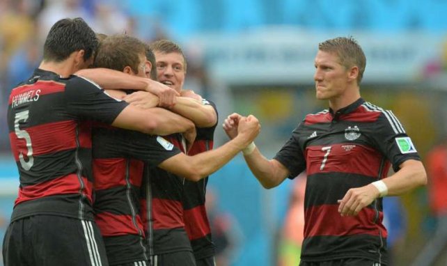 Die DFB-Elf bejubelt das Goldene Tor von Müller