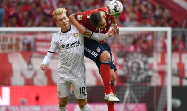 Julian Brandt (l.) im Duell mit Bayerns Niklas Süle