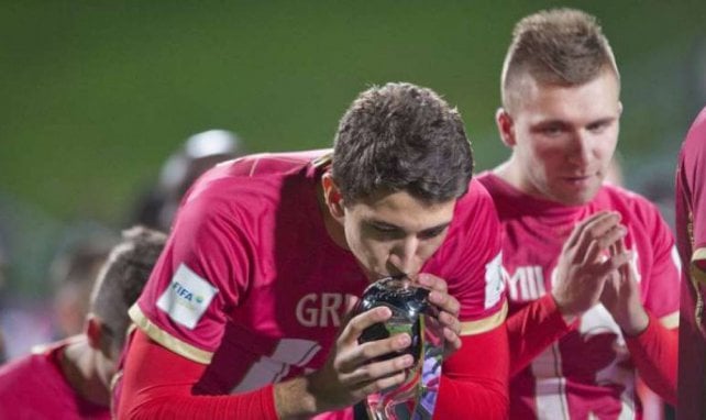 Marko Grujic küsst den Pokal bei der U20-WM