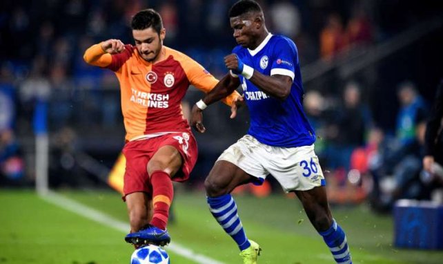 Ozan Kabak im Duell mit Schalkes Breel Embolo