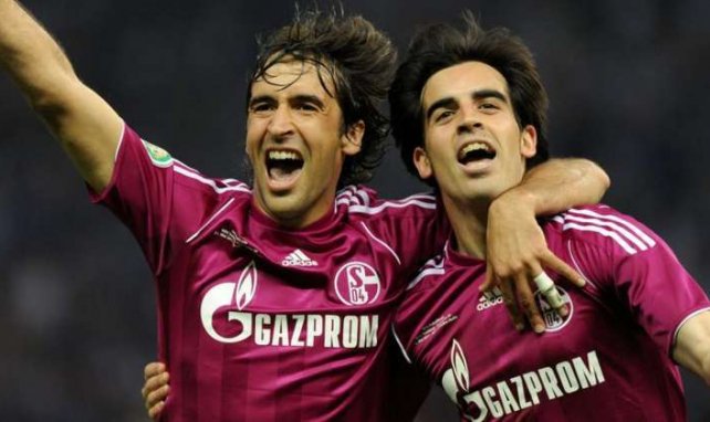 Raúl (l.) kann Schalke 04 verlassen