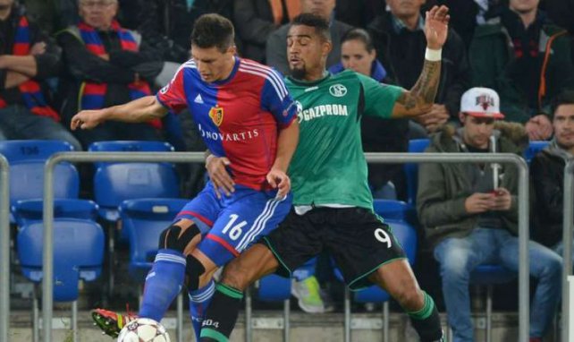 Robuster Zweikämpfer: Fabian Schär (l.) gegen Schalkes Kevin-Prince Boateng