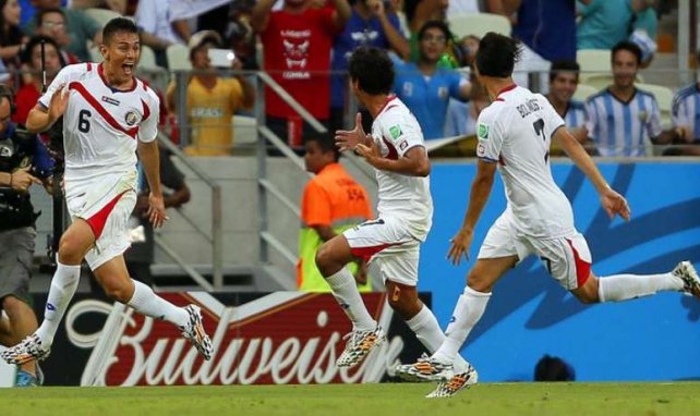 Óscar Duarte (l.) bejubelt seinen sehenswerten Führungstreffer gegen Uruguay