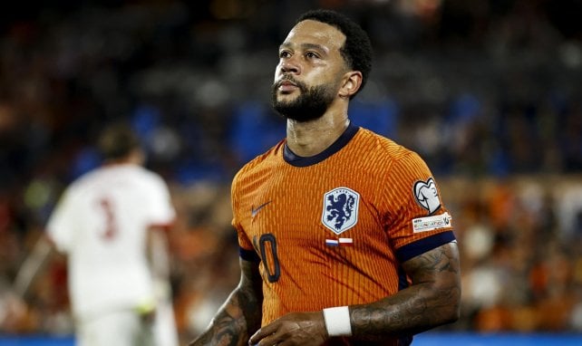 Memphis Depay mit ernster Miene