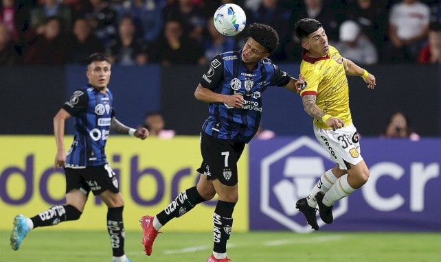 Mercado köpft den Ball