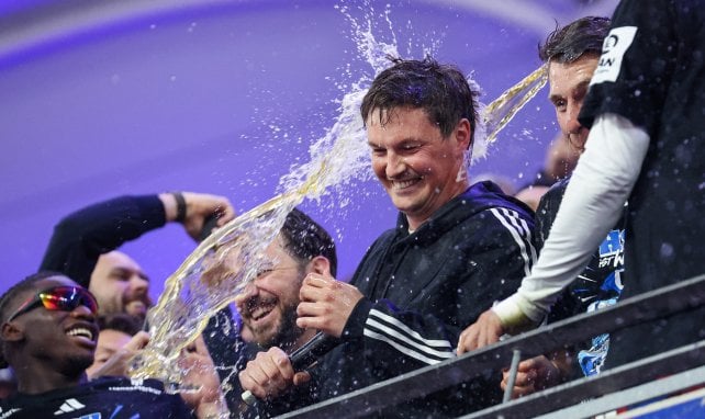 Merlin Polzin bekommt ein Kaltgetränk gereicht.