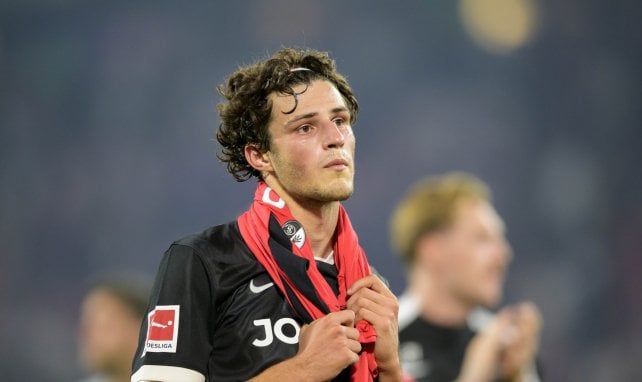 Merlin Röhl mit zwei Trikots