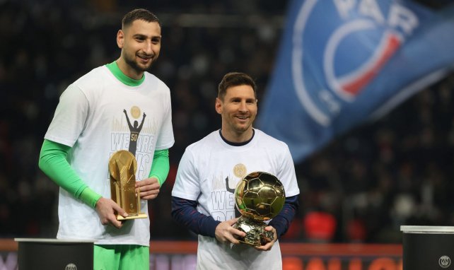 Lionel Messi (r.) präsentiert seinen siebten Ballon d'Or