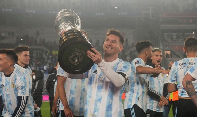 Lionel Messi mit der Trophäe der Copa América