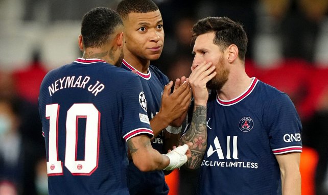 Kylian Mbappé mit seinen Teamkollegen