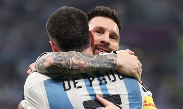 Lionel Messi umarmt Rodrigo de Paul