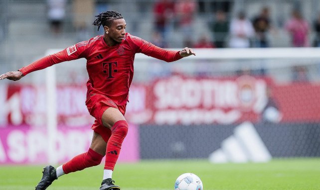 Michael Olise für Bayern am Ball