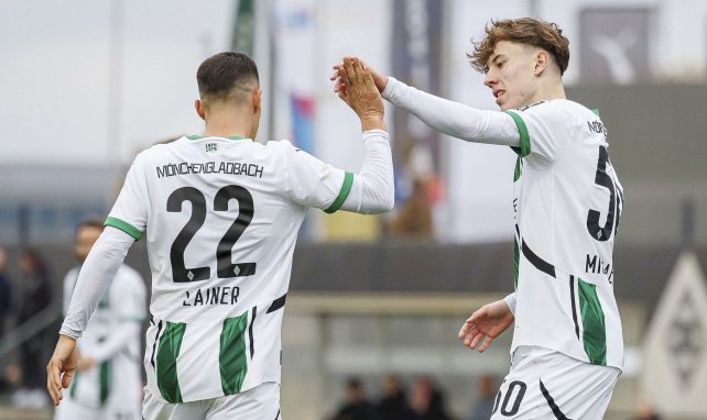 Michaelis klatscht bei einem Testspiel Lainer ab