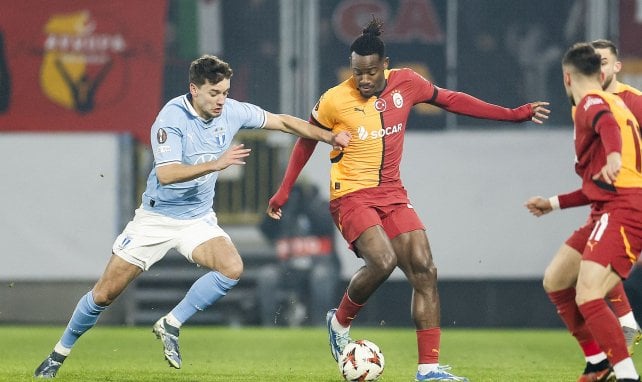 Michy Batshuayi mit dem Ball am Fuß