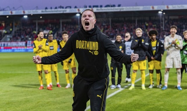 Mike Tullberg feiert nach dem Sieg gegen den 1. FC Heidenheim mit den Fans.