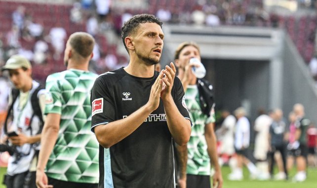 Milos Veljkovic applaudiert den Fans