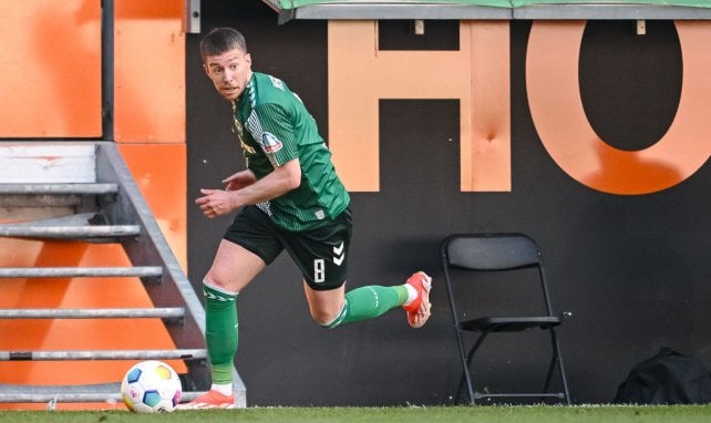 Mitchell Weiser mit dem Ball am Fuß