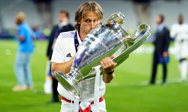 Luka Modric mit der Champions League-Trophäe