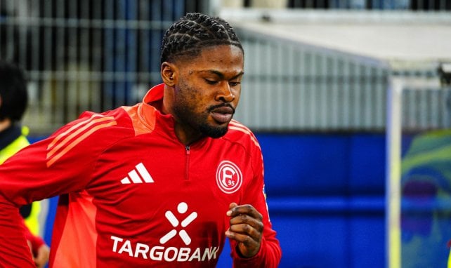 Moritz-Broni Kwarteng im Trainingsanzug der Fortuna