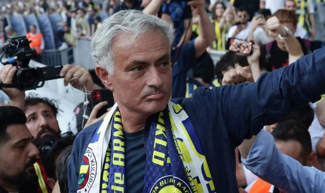 José Mourinho umringt von Fener-Fans